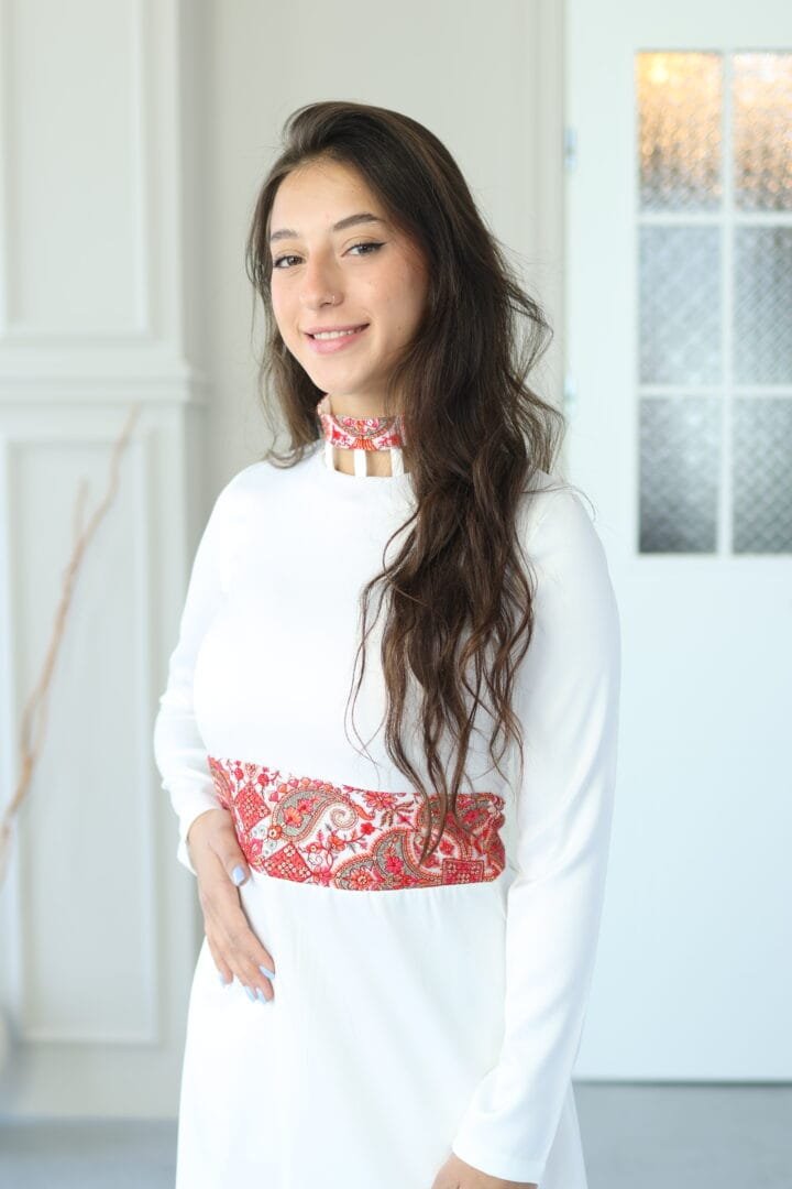 Alternative view of שמלת  Oshrat לבנה