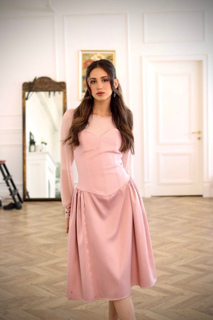 Alternative view of "הילה" ורודה